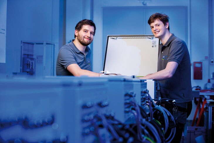 HPS - 2 employees wire a switching unit