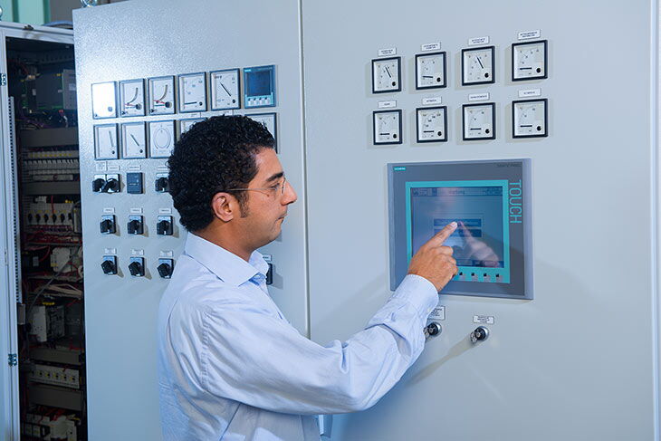 HPS - Employee sets up control unit